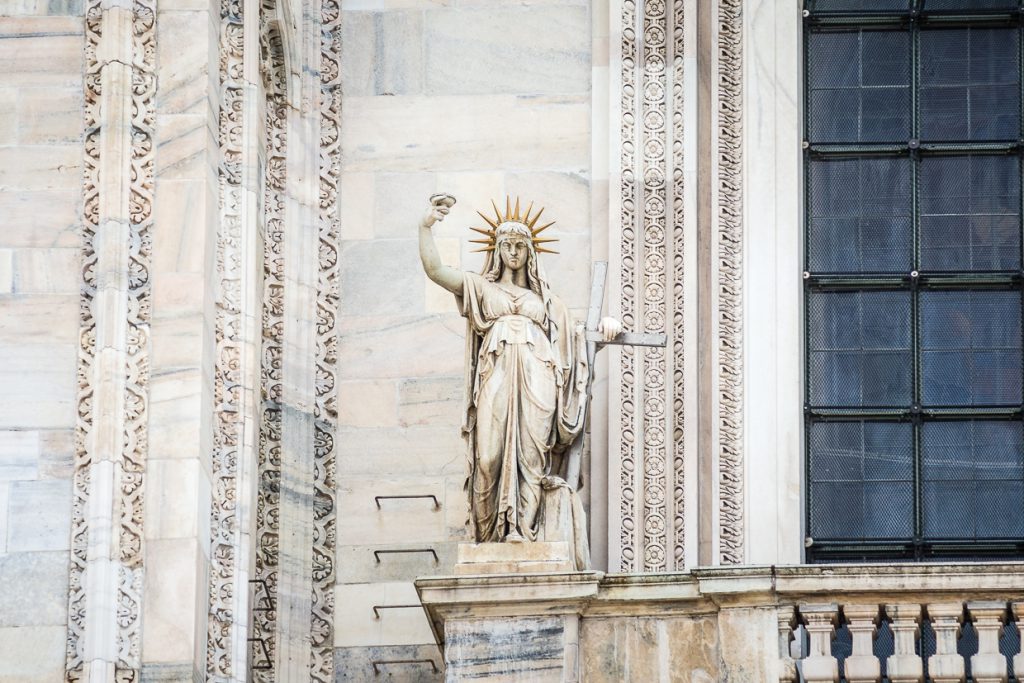 Statua "La Legge Nuova" sul Duomo di Milano