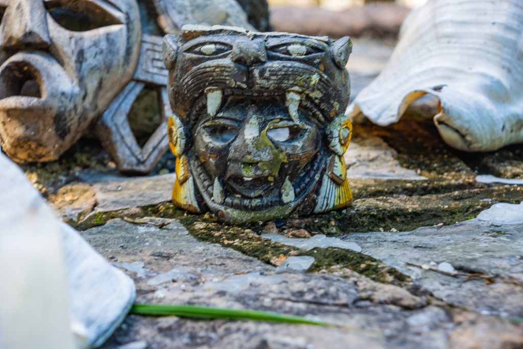 Maschera Maya con Copricapo di Giaguaro su Banchetto Rituale