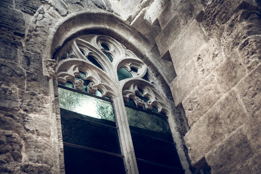 Finestra misteriosa nella Cattedrale di Valencia, riflettendo il Sacro Graal.