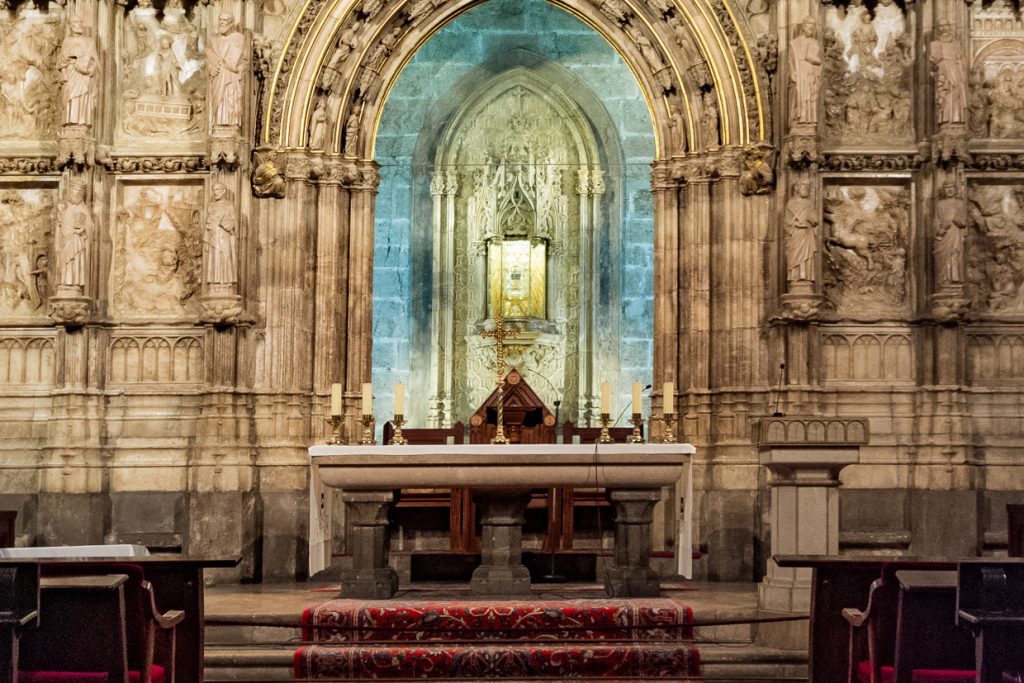 L'altare della Cattedrale di Valencia, con il Sacro Graal in primo piano