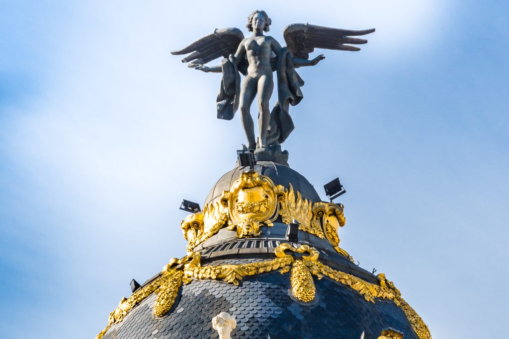 Cupola dorata con la statua della vittoria alata