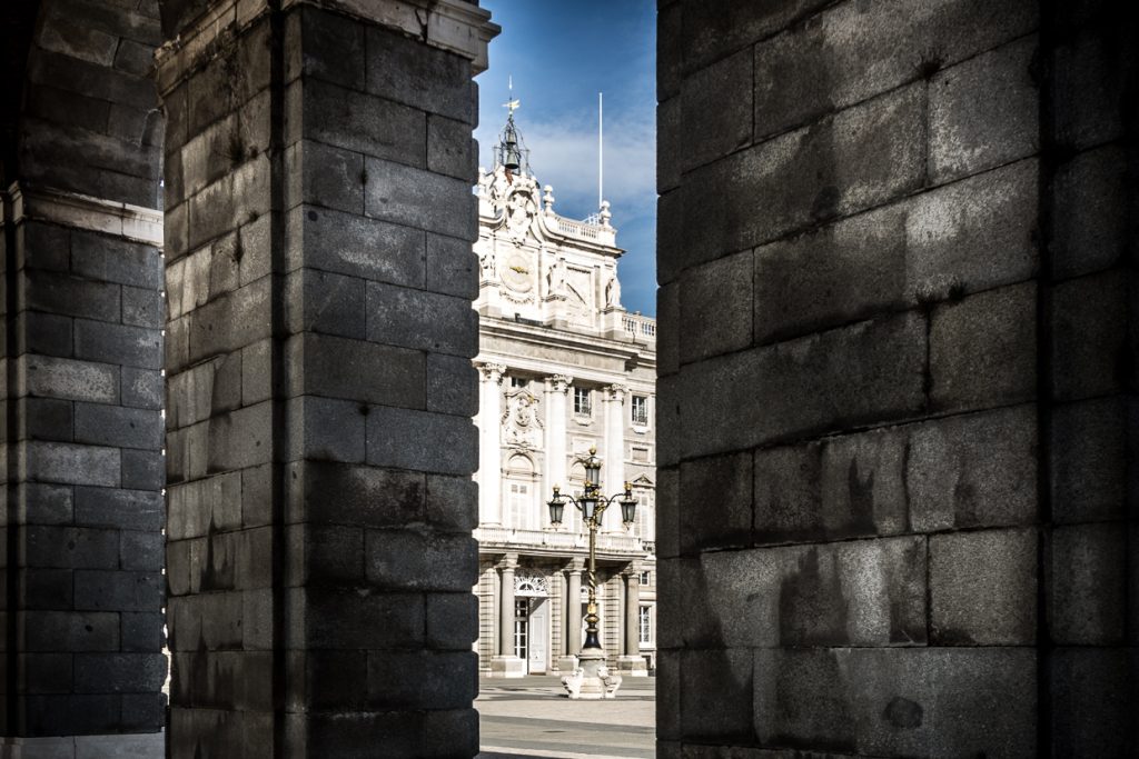 Palacio Real di Madrid visto attraverso il porticato.