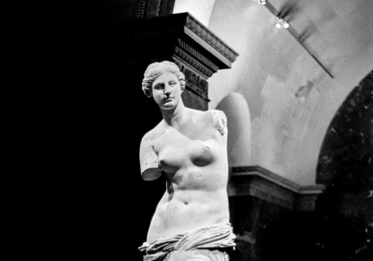 Statua della Venere di Milo, dea dell'amore e della bellezza, esposta al Louvre.