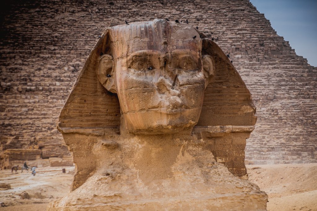 Il volto misterioso della Sfinge di Giza di fronte alla Piramide di Chefren