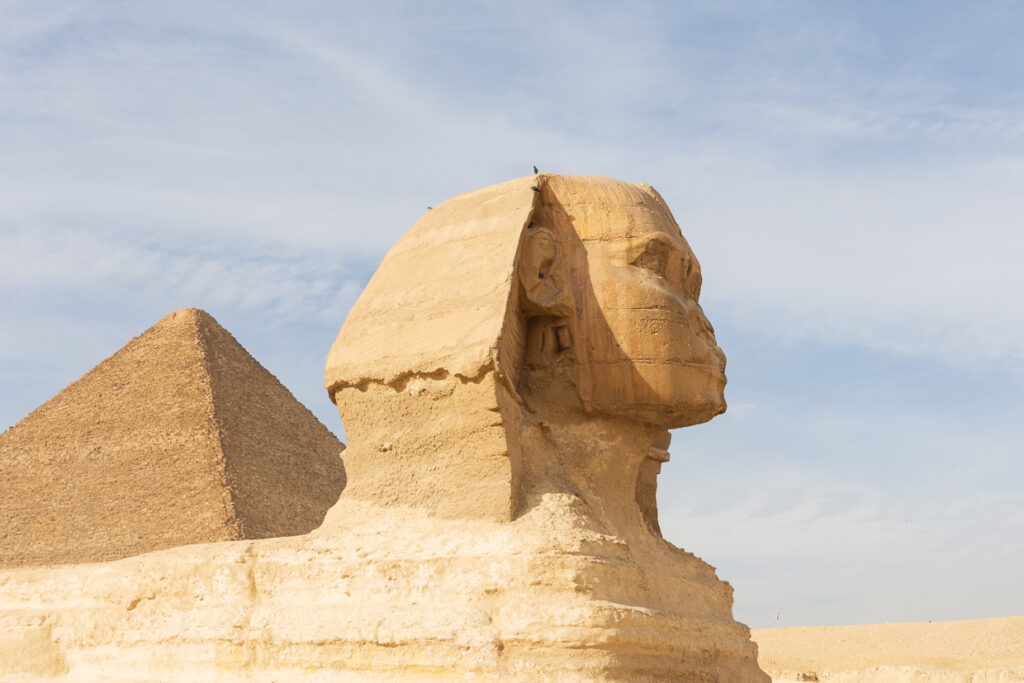 Profilo della Sfinge di Giza, monumento egiziano imponente e misterioso, con il deserto circostante.